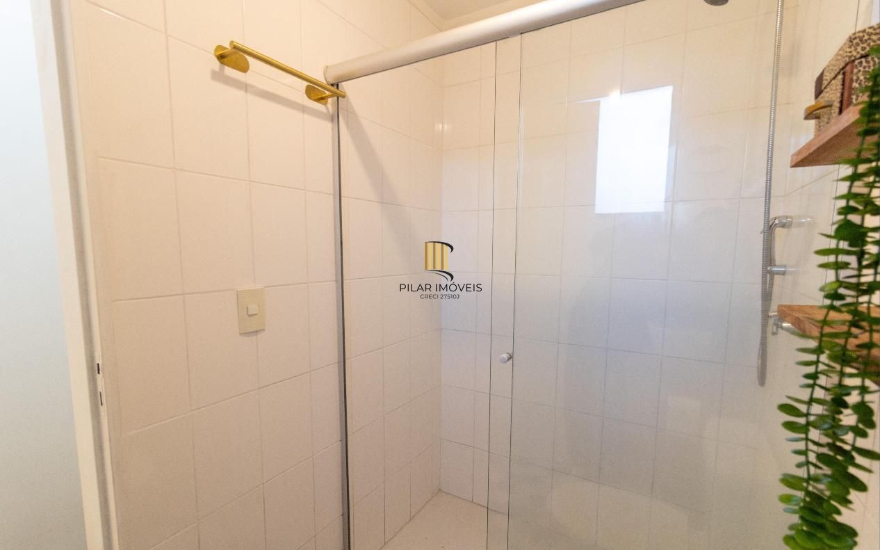 Apartamento com 03 quartos e 01 vaga escriturada no Bairro Camaquã