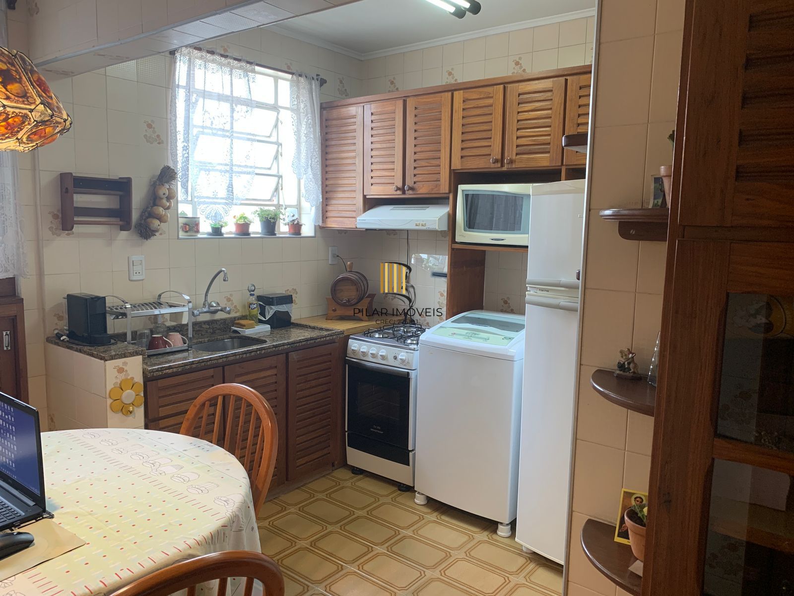 Apartamento 3 dormitórios com 2 banheiros e garagem no Menino Deus