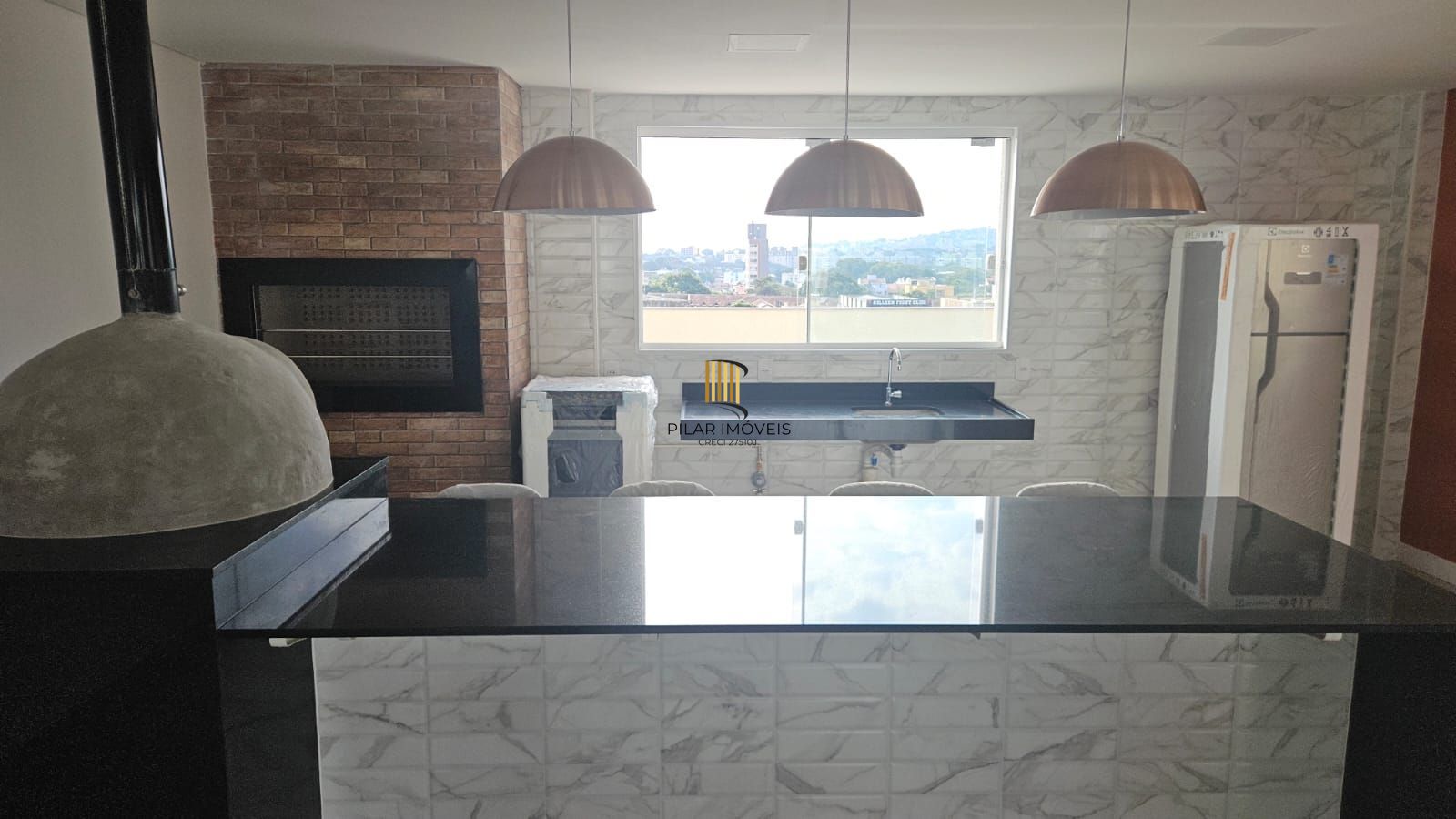 Apartamento 2 dormitórios , suíte , sacada com churrasqueira , 1 vaga de garagem coberta !