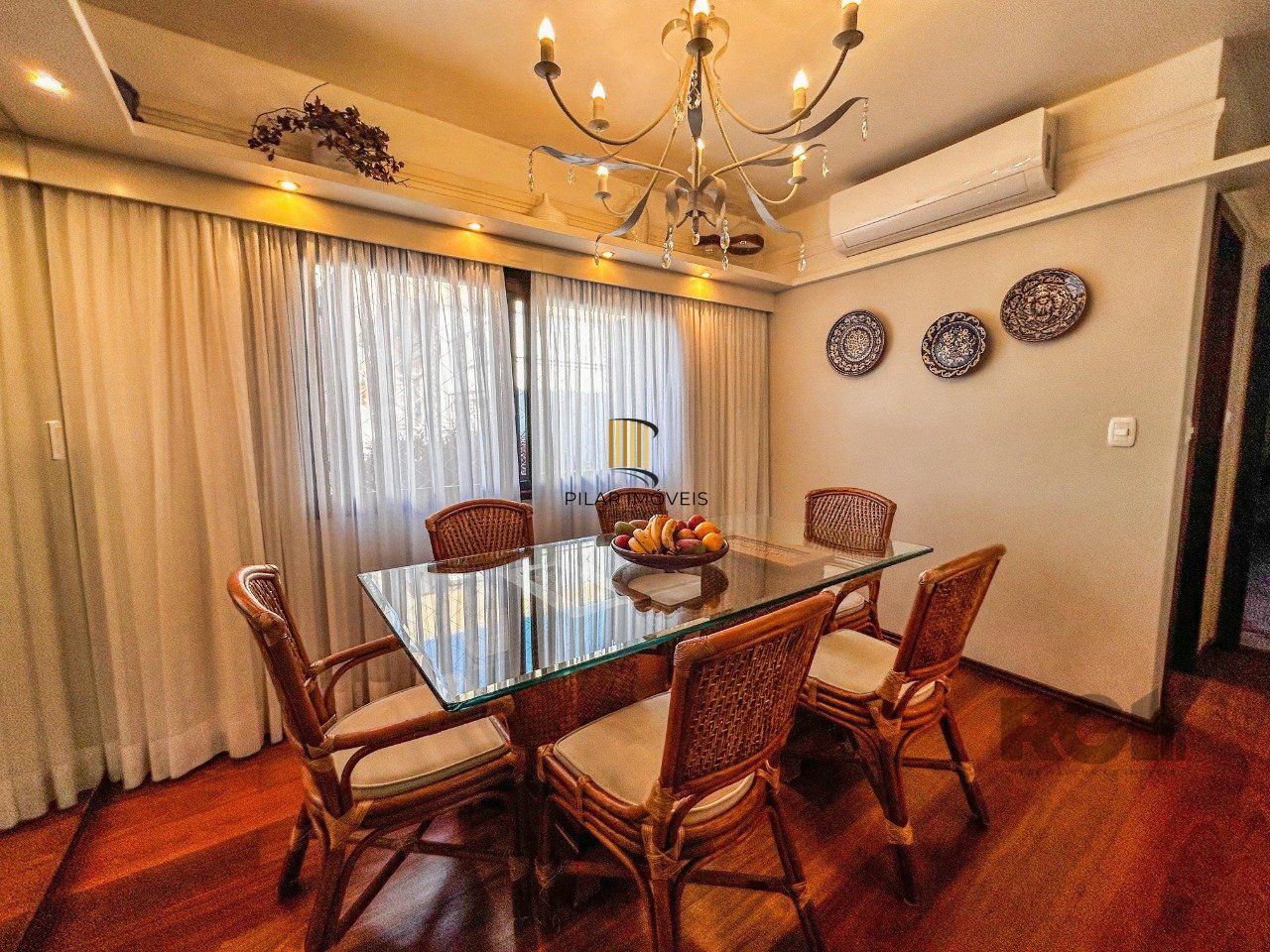 Casa 3 dormitórios, suíte, lareira, churrasqueira,, pátio, vaga garagem com 309 m² privativos.