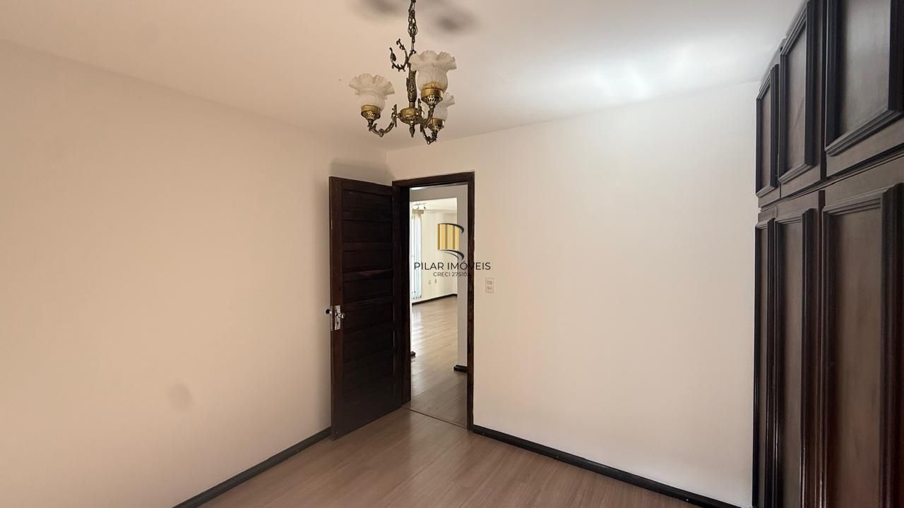 CASA 3 DORMITÓRIOS 4 BANHEIROS 4 VAGAS 1 SUÍTE, PÁTIO NO BAIRRO MEDIANEIRA PORTO ALEGRE/RS