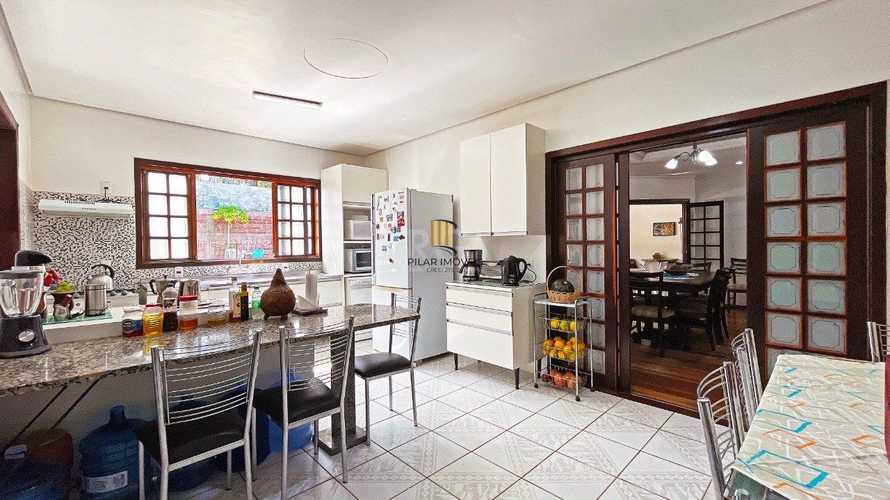 Casa 4 Suítes e 6 vagas de garagem no bairro Jardim Itu