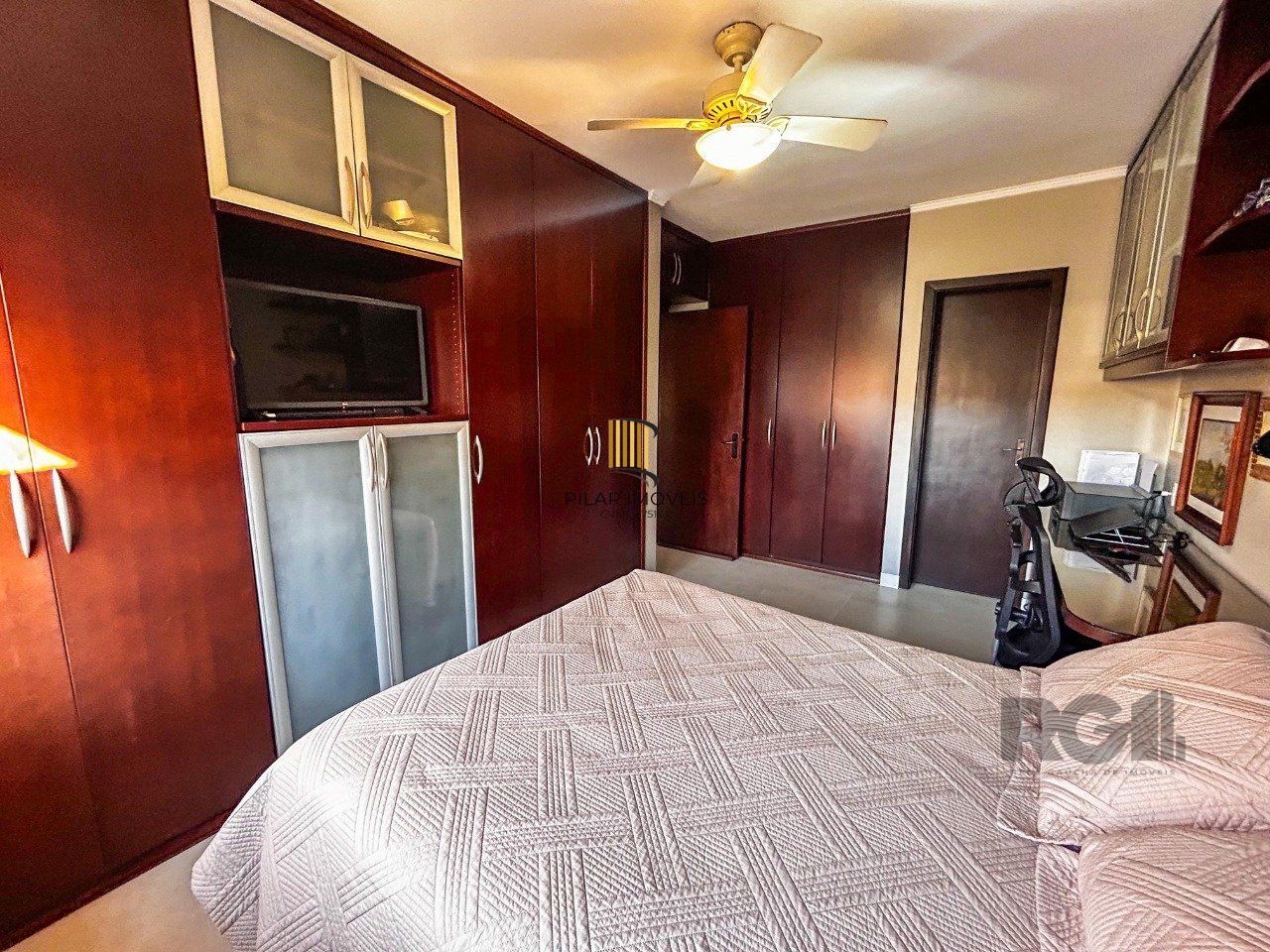 Casa 3 dormitórios, suíte, lareira, churrasqueira,, pátio, vaga garagem com 309 m² privativos.
