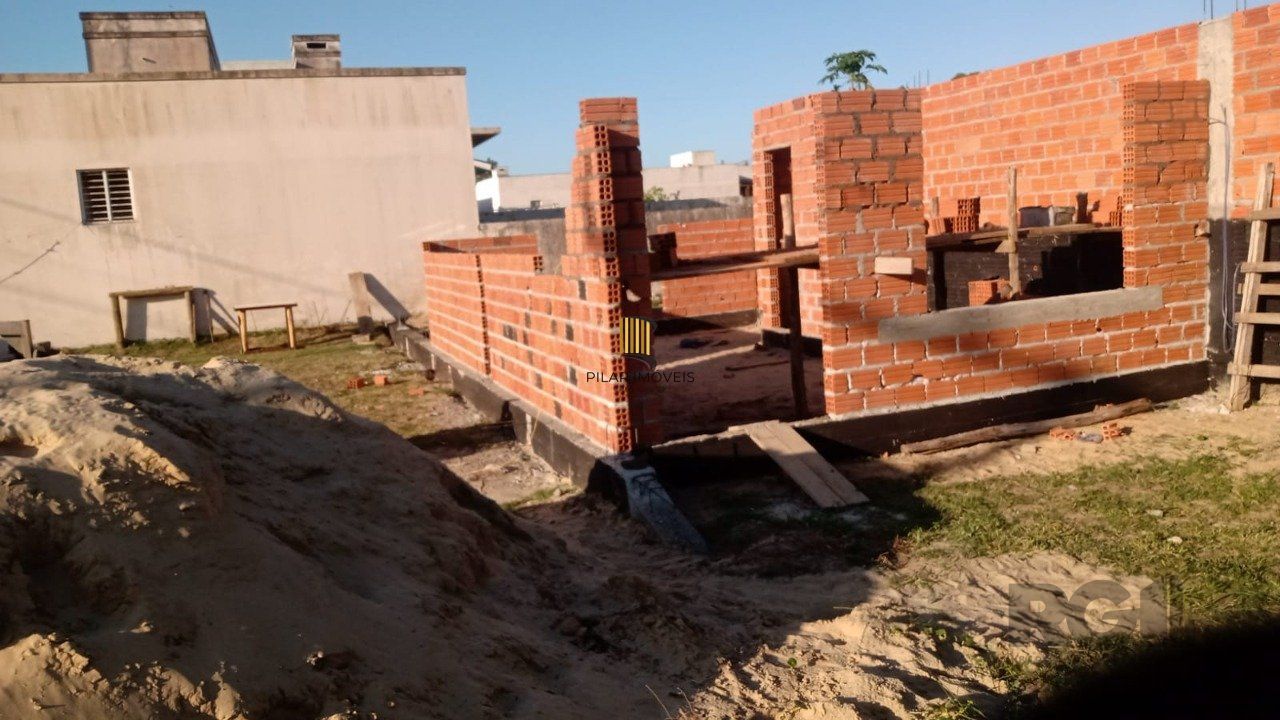 Casa com 2 suítes, sacada, churrasqueira, 1 vaga de garagem, Passo de Torres/SC