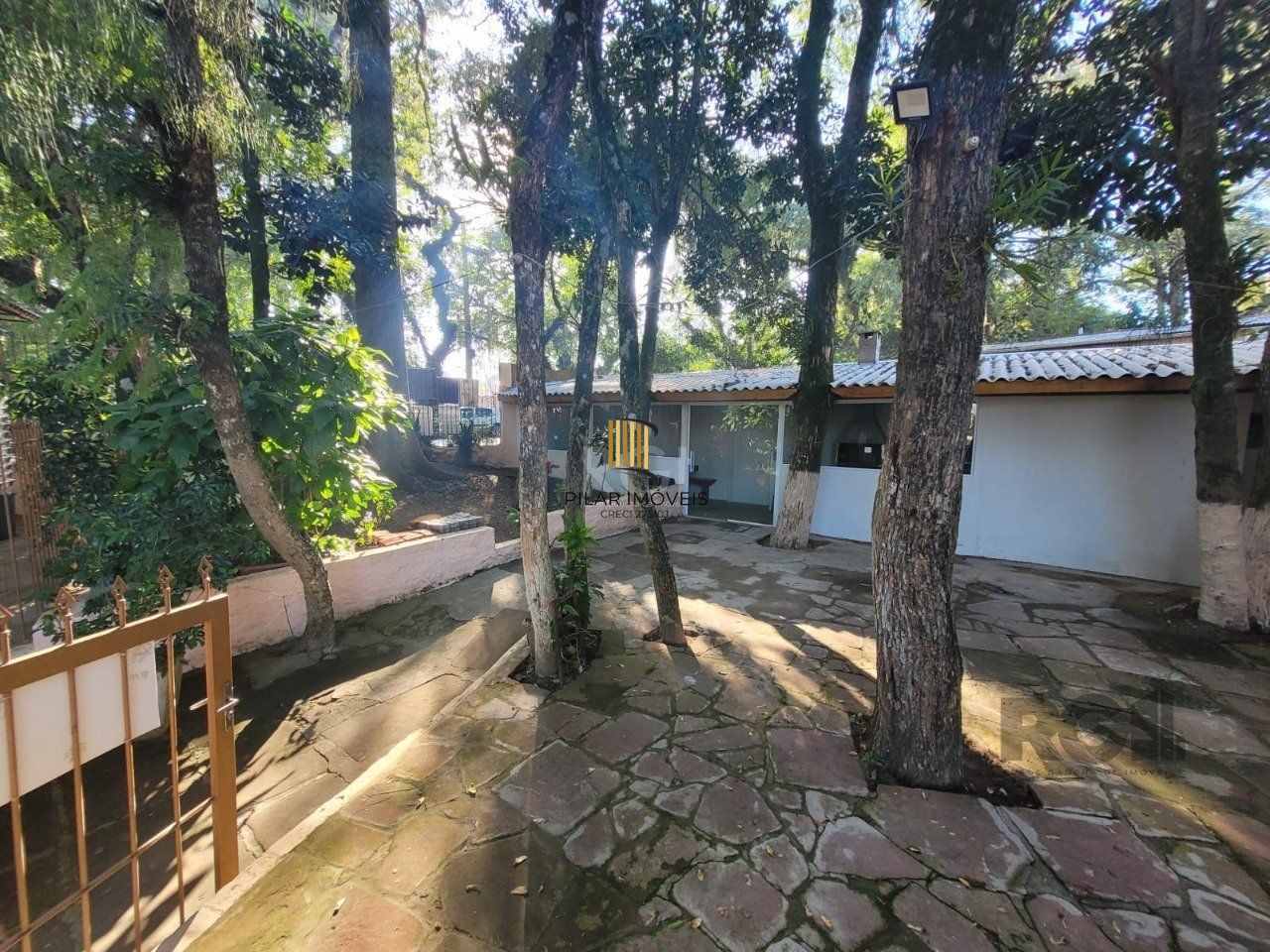 Sobrado para Venda - 36m², 2 dormitórios, 1 vaga - Guarujá, Porto Alegre