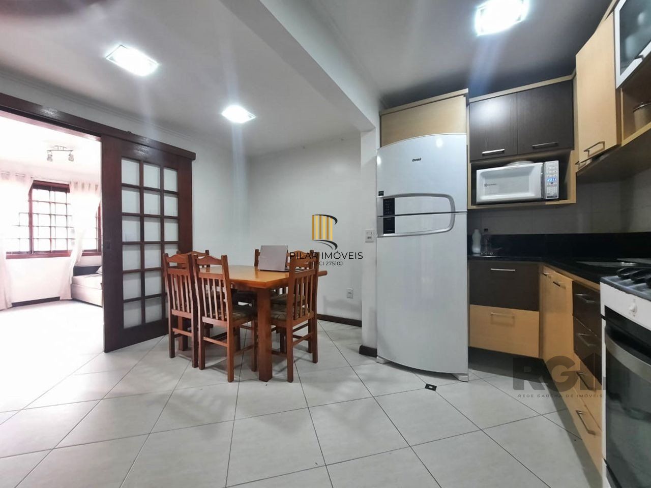 casa em condomínio com 3 dormitórios, sendo 1 suíte e vaga para dois carros no bairro Tristeza