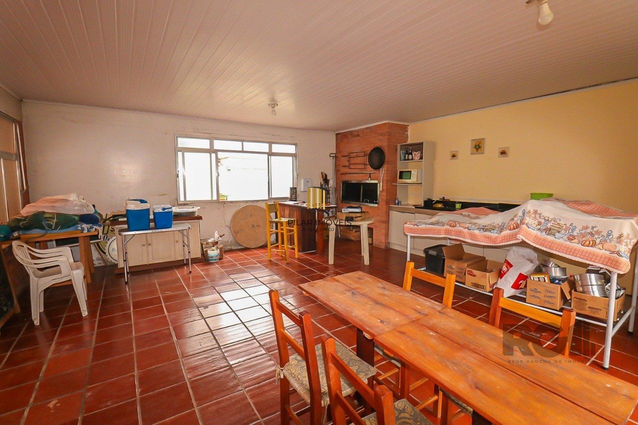 Casa com 2 quartos, vaga de garagem, churrasqueira, com 200m² privativos no centro de Esteio/RS