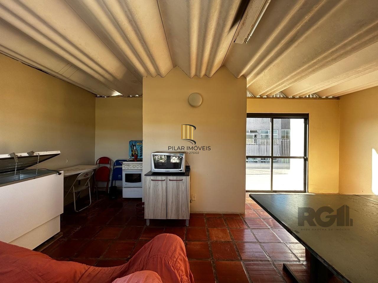 APARTAMENTO JK COM 1 QUARTO E GARAGEM COBERTA NO BAIRRO CAMAQUA PRÓXIMO À OTTO NIEMEYER