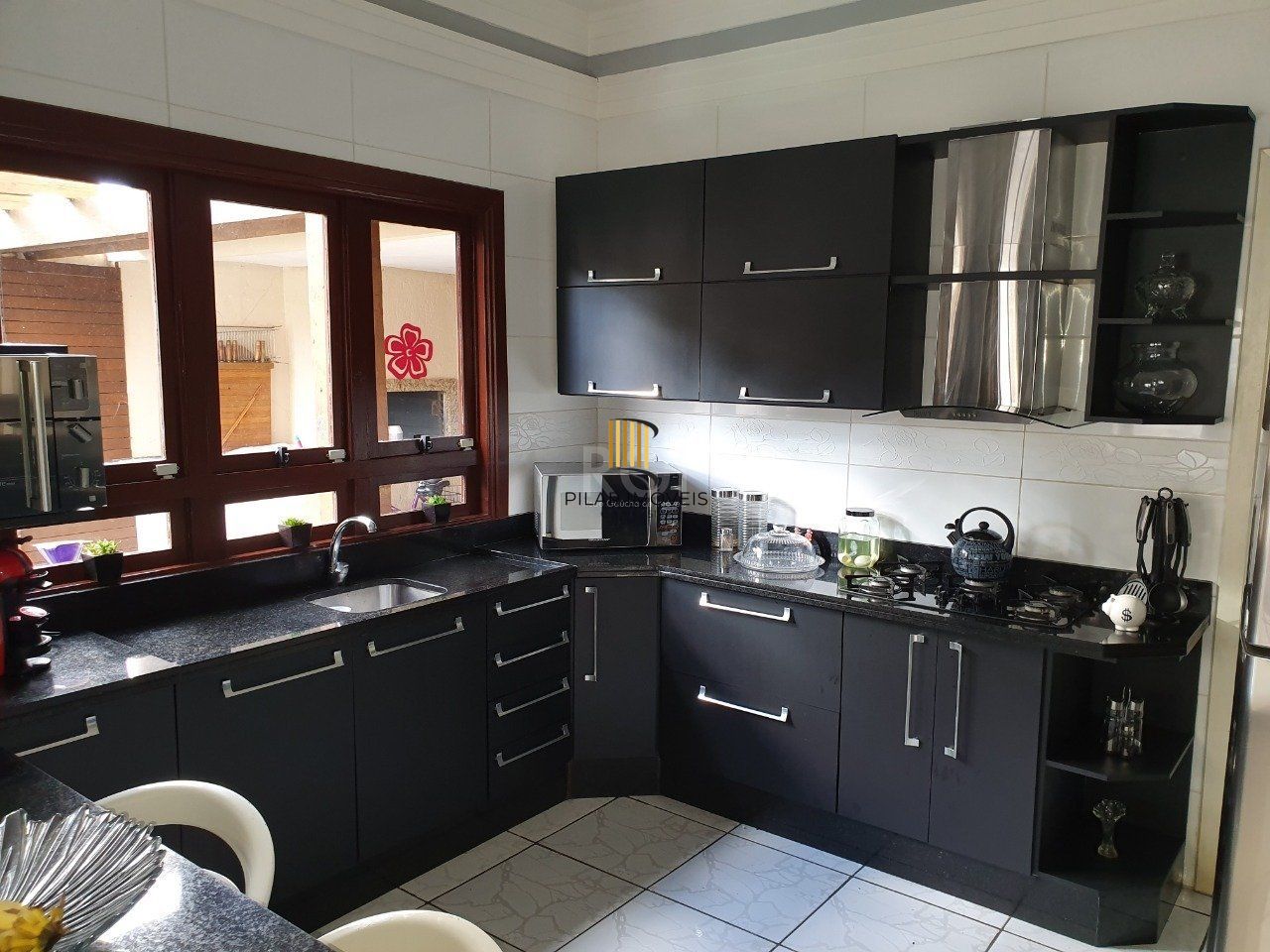 Casa para Venda - 272m², 3 dormitórios, sendo 1 suítes, 2 vagas - Hípica