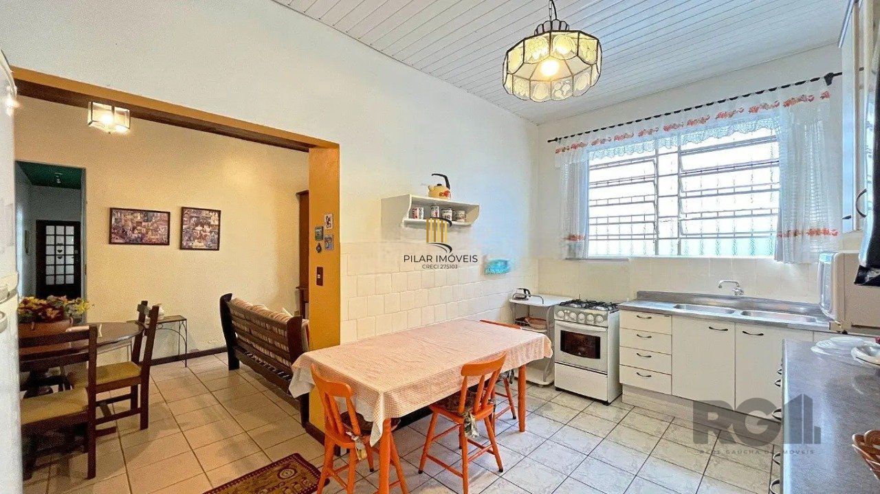 casa com 3 dormitórios, sendo 1 suíte, vaga para 4 carros, no bairro Santana
