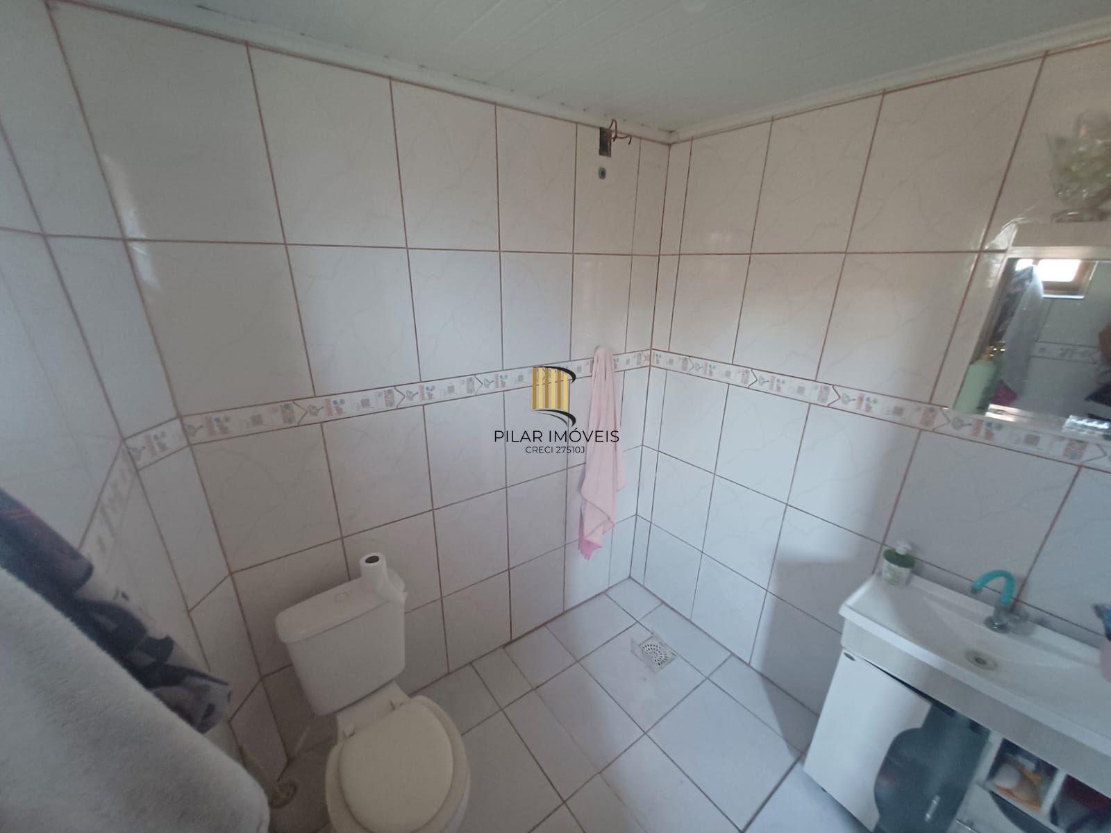 Casa com três dormitórios  e vaga pra dois carros.