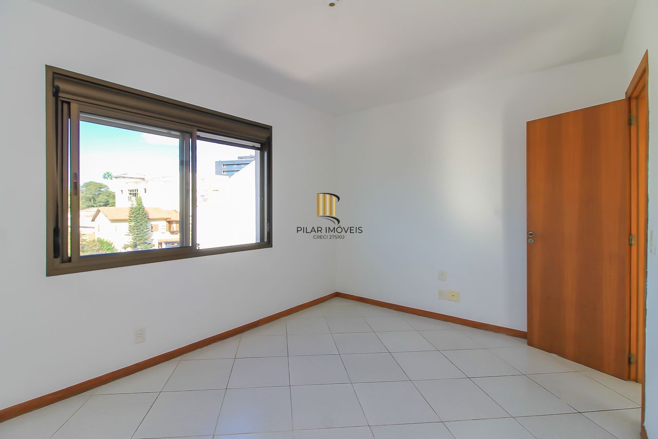 Apartamento à venda na Aparício Borges – 2 dormitórios, iluminado e com ótimo custo-benefício!  Excelente oportunidade para quem busca praticidade e conforto! Apartamento com 2 dormitórios, bem iluminado, arejado e com ótimo aproveitamento de espaço. Localizado em andar alto (prédio sem elevador), ideal para quem valoriza privacidade e tranquilidade