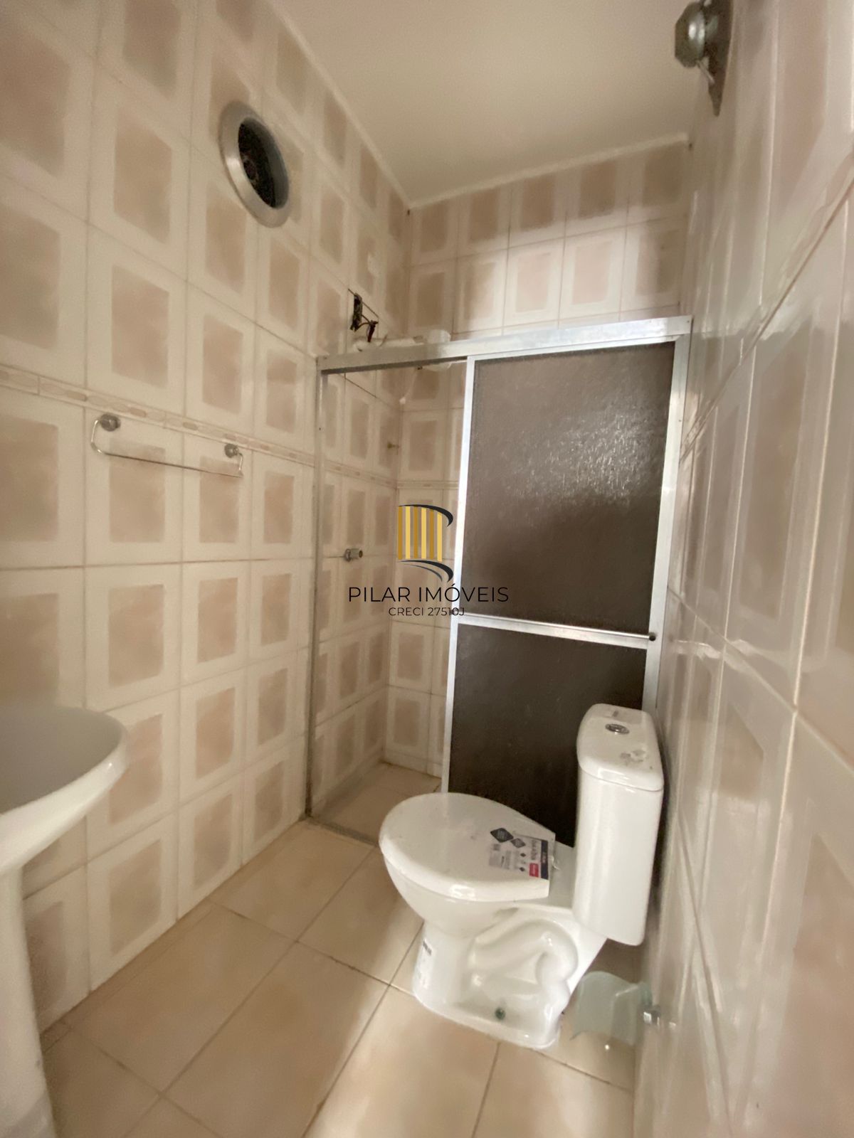 Casa de (3)três quartos, sendo uma suíte com duas vagas de garagem.