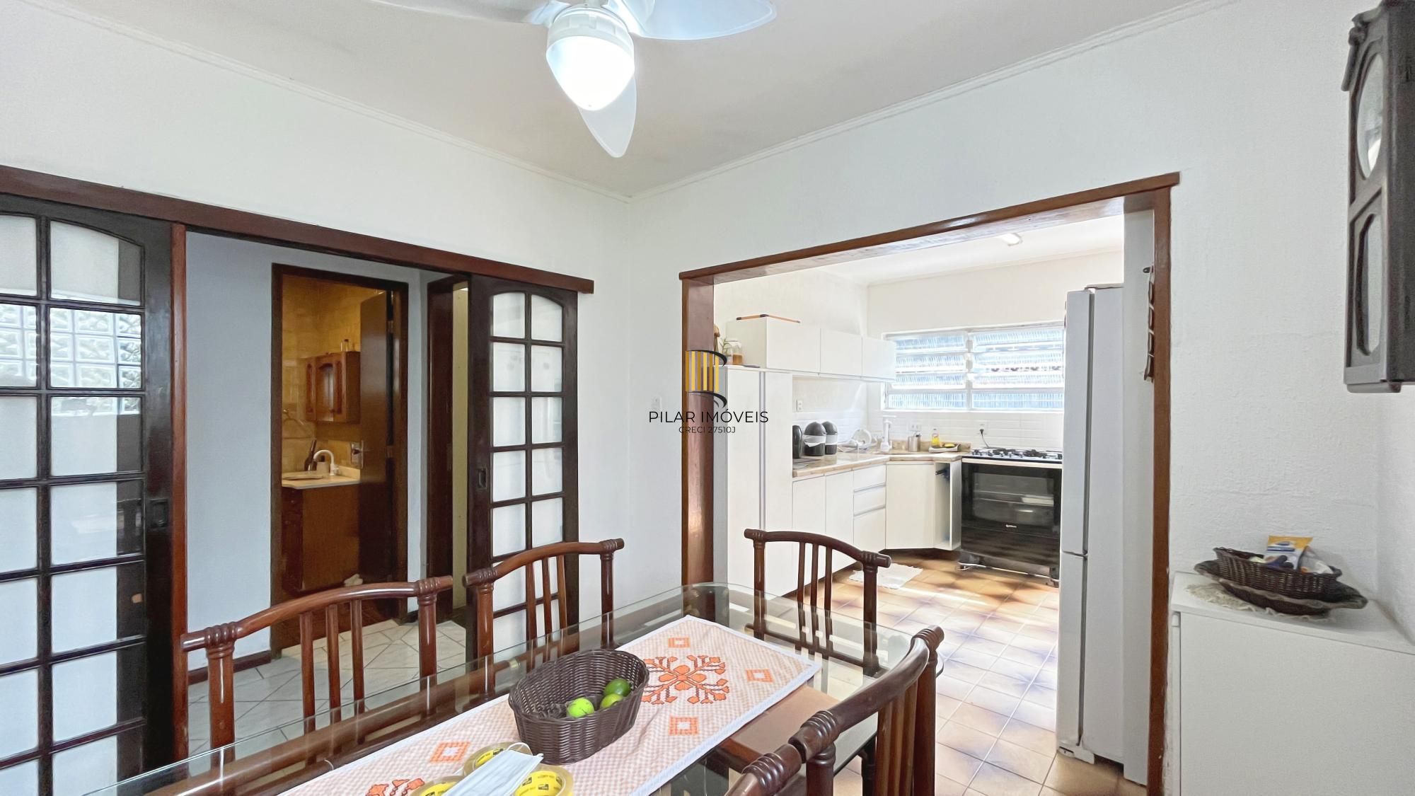 Casa de 156m², com 3 dormitórios, 1 suíte em terreno de 450m²; na Vila Nova