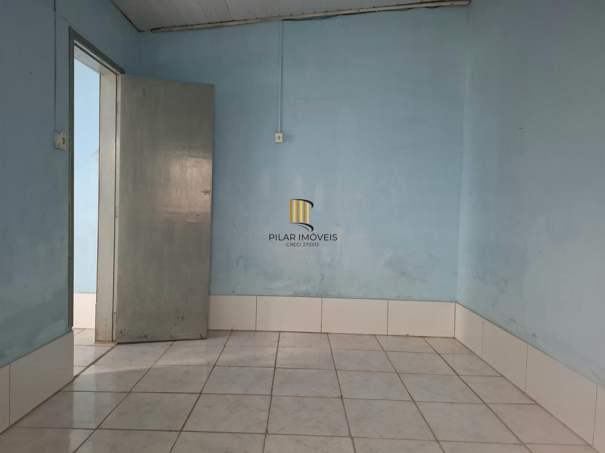Vende Casa no Bairro Cavalhada em acesso a poucos metros da Avenida. Construídos 2 residências geminadas com 1 dormitório separado, sala e cozinha integrados casa uma, mais chalé antigo de madeira.