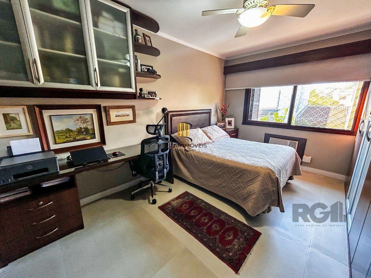Casa 3 dormitórios, suíte, lareira, churrasqueira,, pátio, vaga garagem com 309 m² privativos.