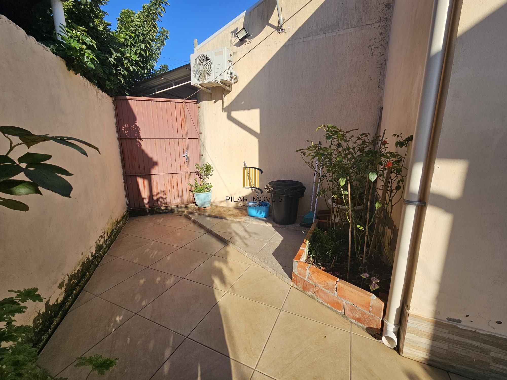 Oportunidade Única! Casa Residencial com 2 Quartos, 2 Banheiros e 2 Vagas de Garagem em Cachoeirinha, Rio Grande do Sul**