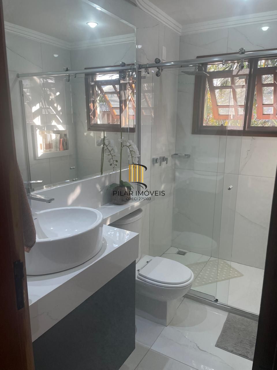 Casa em Condomínio com 03 quartos (01 suíte com closet) e 06 vagas no Ecoville