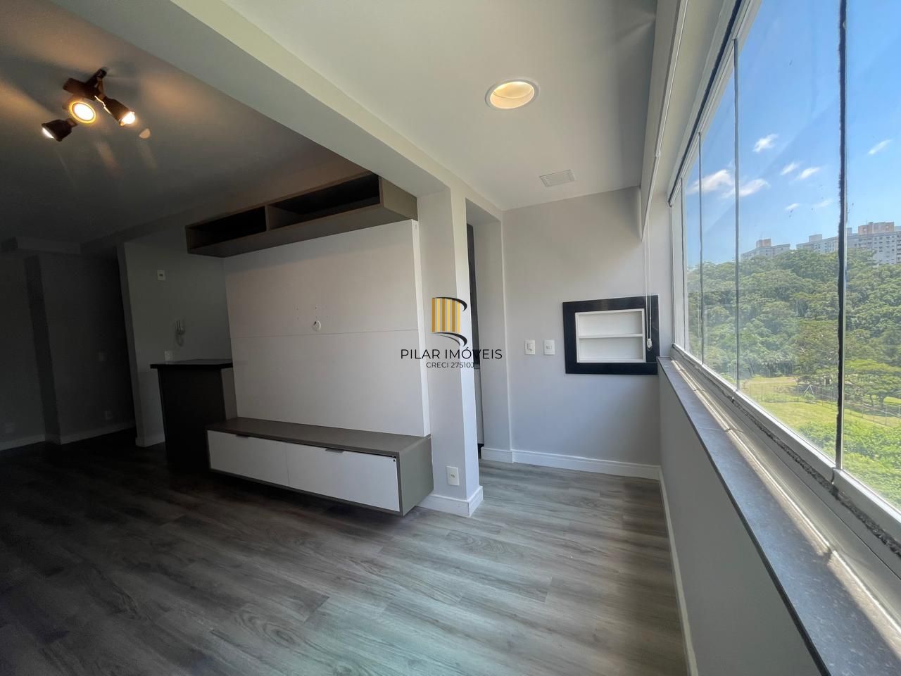 Impecável apartamento semimobiliado, 2 dormitórios, 2 banheiros e 1 vaga coberta