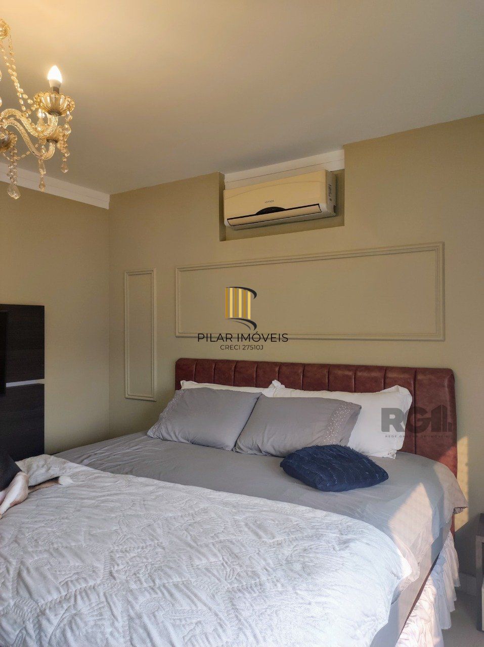 casa em condomínio com 3 suítes, sala, cozinha, lareira, churrasqueira, piscina aquecida