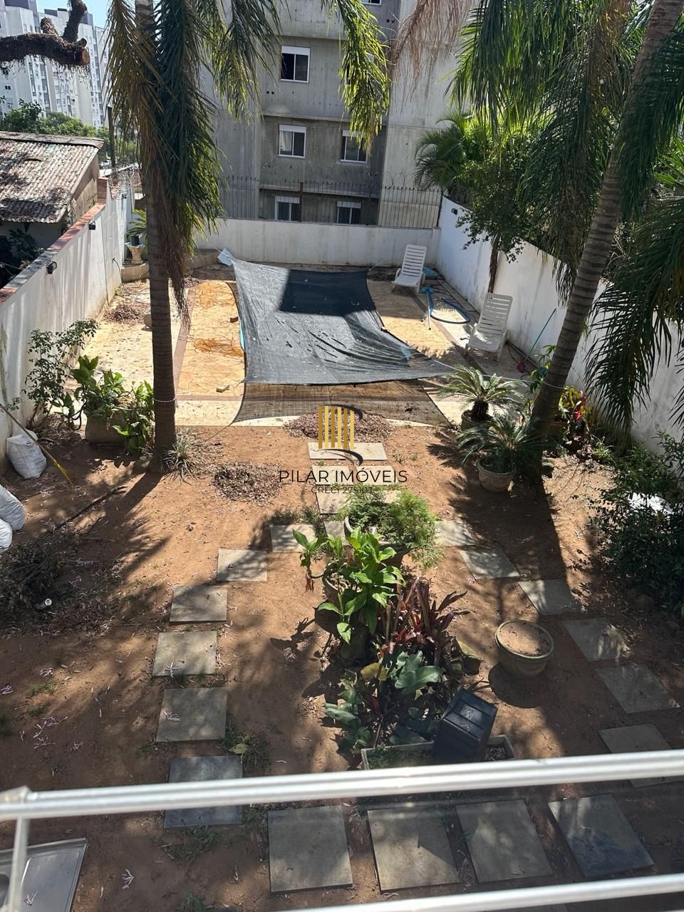 Casa com 03 quartos e 02 vagas de garagem