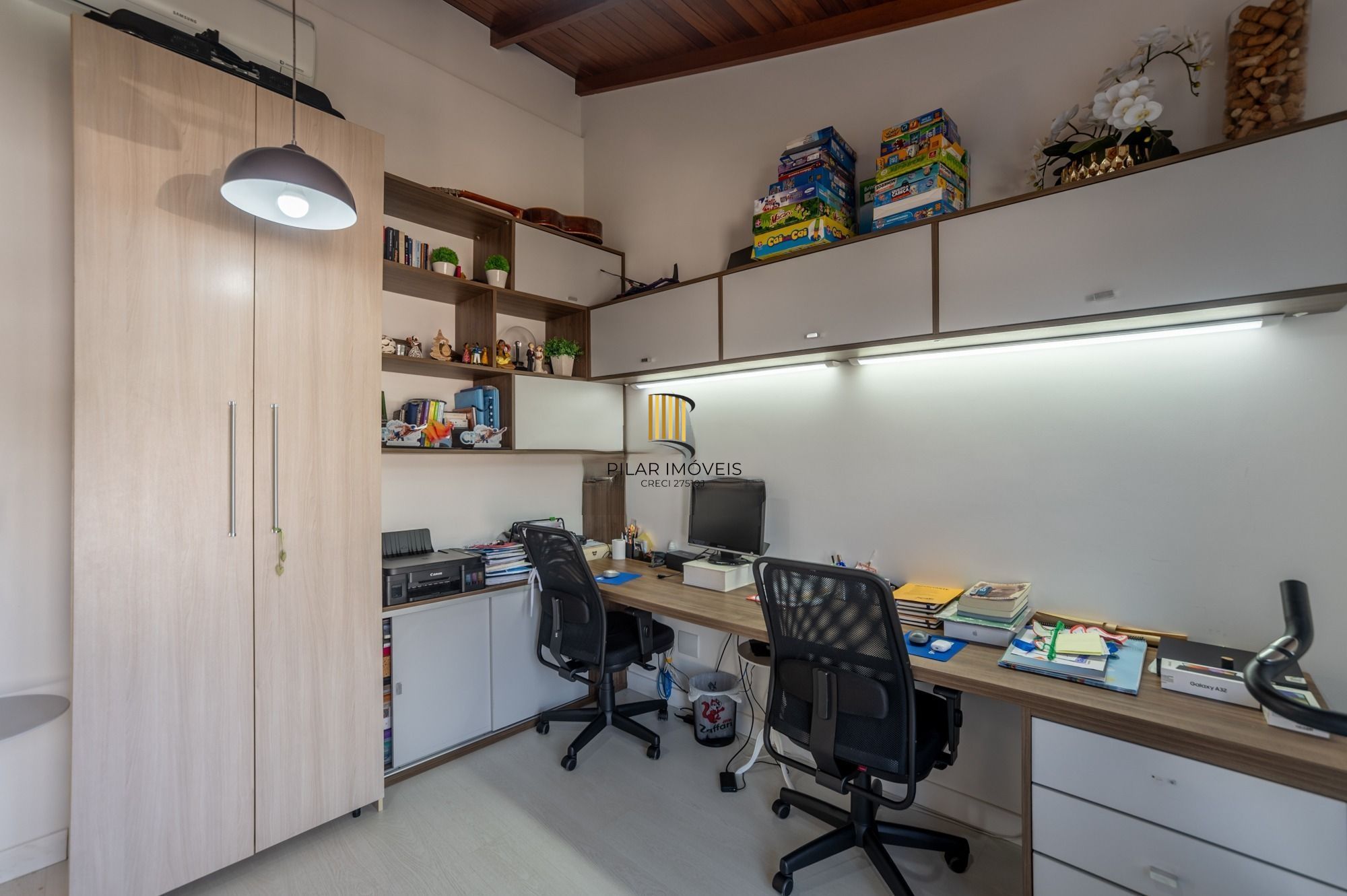 Deslumbrante casa 3 suítes, 4 Banh, 2 vagas cobertas, Guarujá POA RS