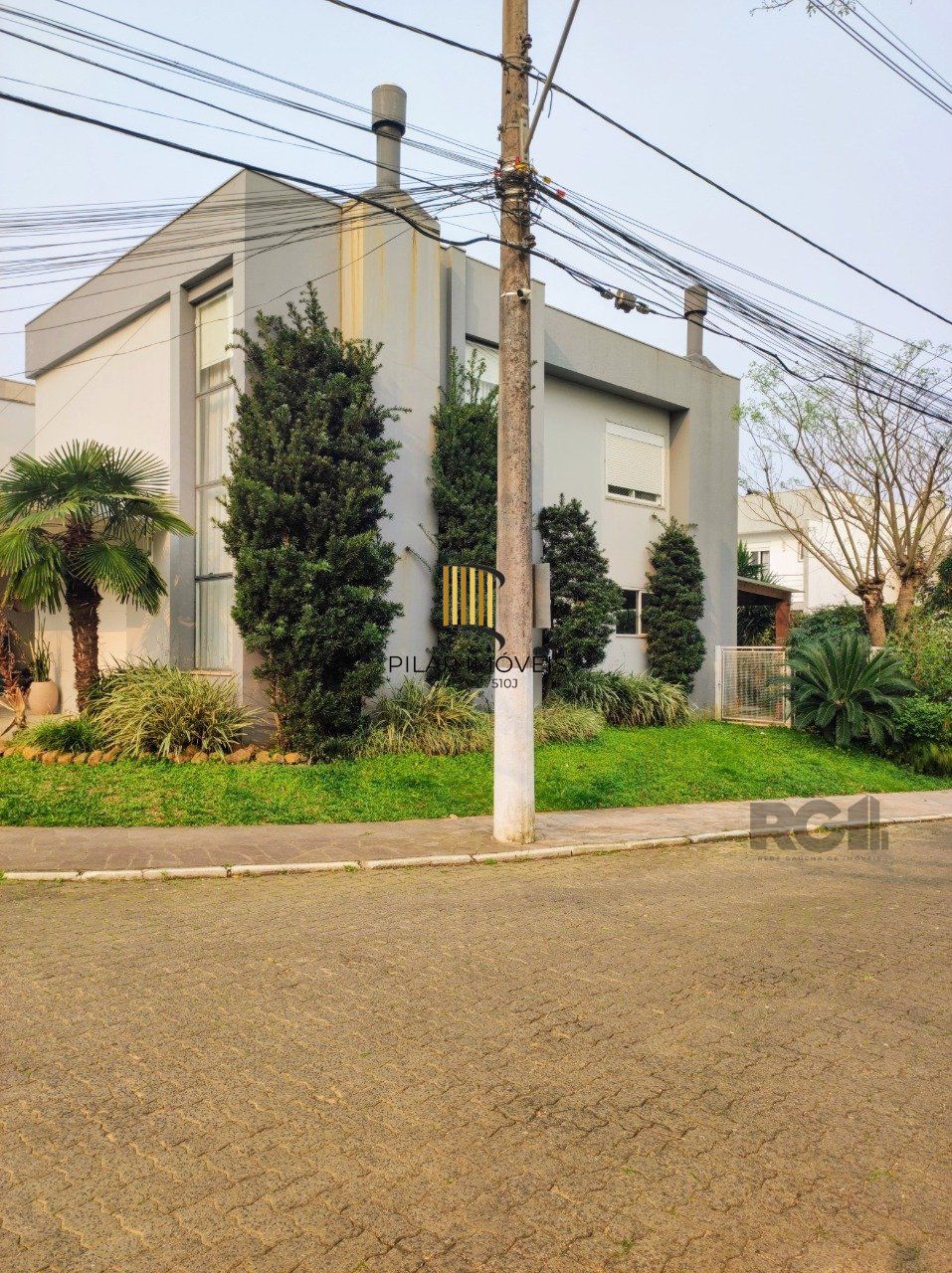 casa em condomínio com 3 suítes, sala, cozinha, lareira, churrasqueira, piscina aquecida