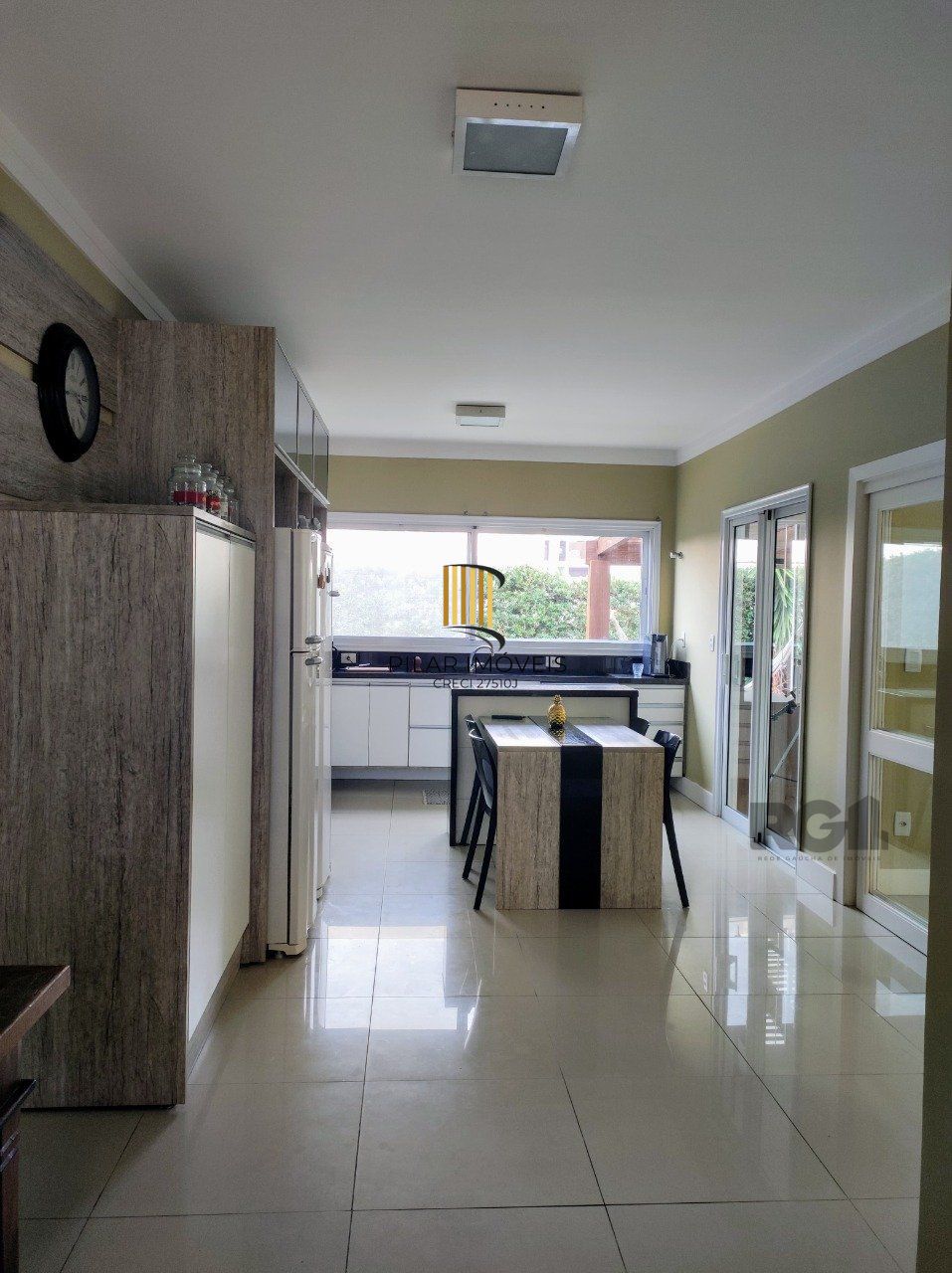 casa em condomínio com 3 suítes, sala, cozinha, lareira, churrasqueira, piscina aquecida