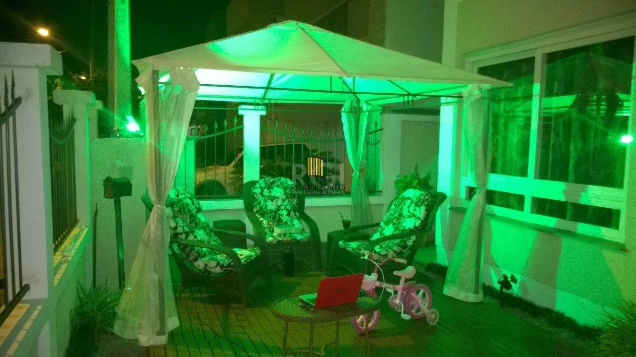 Casa para Venda - 272m², 3 dormitórios, sendo 1 suítes, 2 vagas - Hípica