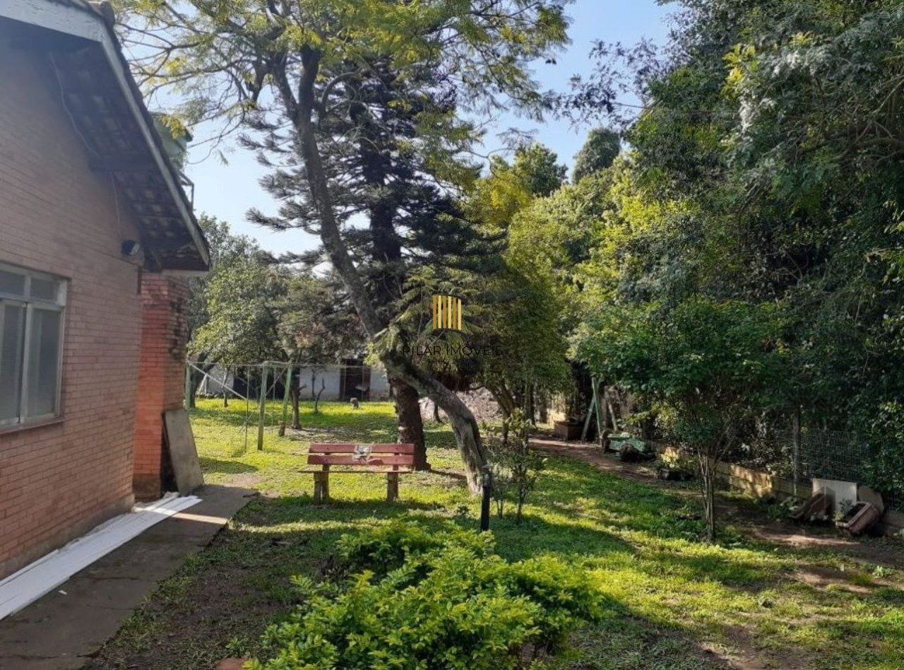 Casa com 2 quartos, vaga de garagem, churrasqueira, com 200m² privativos no centro de Esteio/RS