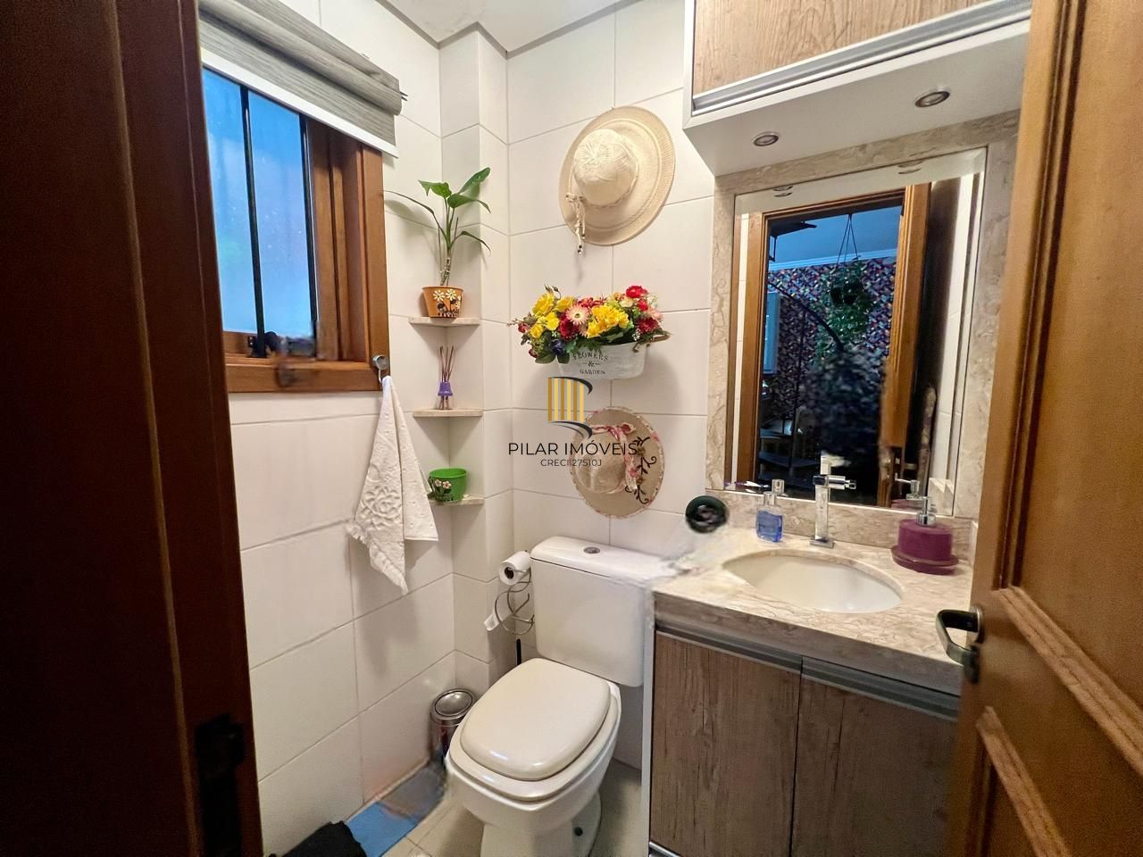 Casa em condomínio 2 dormitórios sem um com closet, vaga coberta, no bairro Cel. Aparicio Borges.