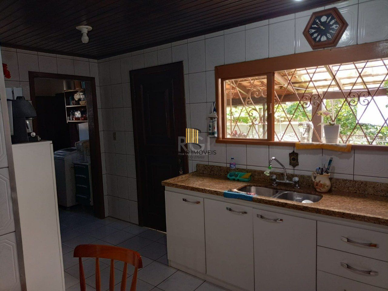 Casa 3 dormitórios, sendo 1 suites, 9 vagas - bairro Ponta Grossa Porto Alegre RS