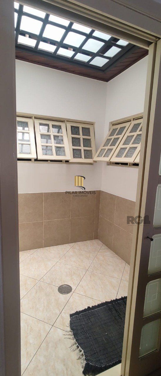casa com 4 dormitórios, sendo 1 suíte, garagem para dois carros fechada, no bairro Santa Isabel em Viamão