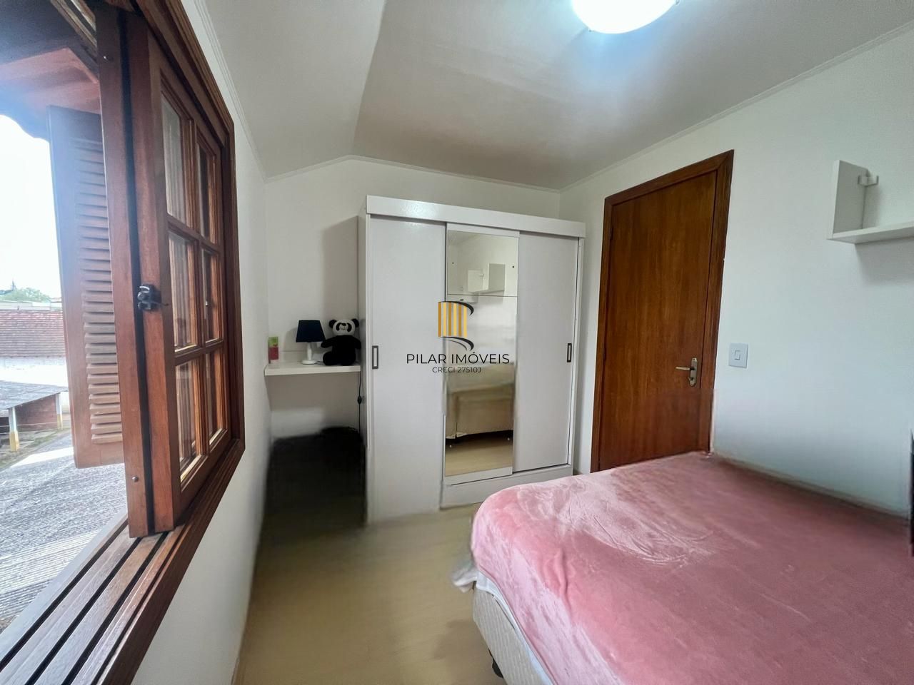 Casa em condomínio fechado  com 94m2, 3 dormitórios no bairro Camaquã.