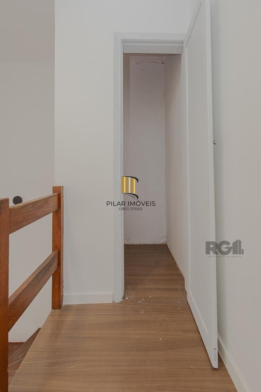 Casa de 3 dormitórios, suíte no bairro Teresópolis com 4 vagas de garagem