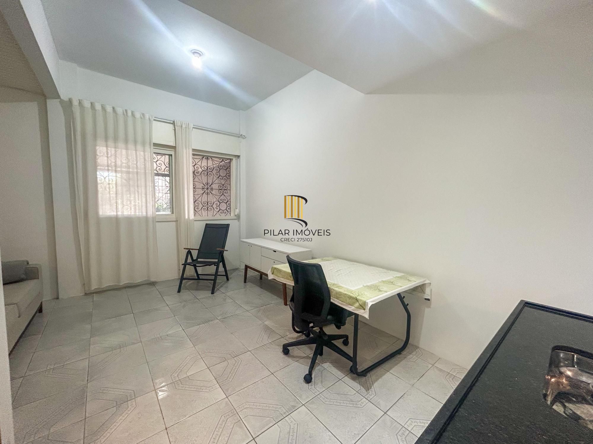 Apartamento de 1 dormitório, suíte ampla, semimobiliado, com pátio privativo no bairro Mont Serrat.