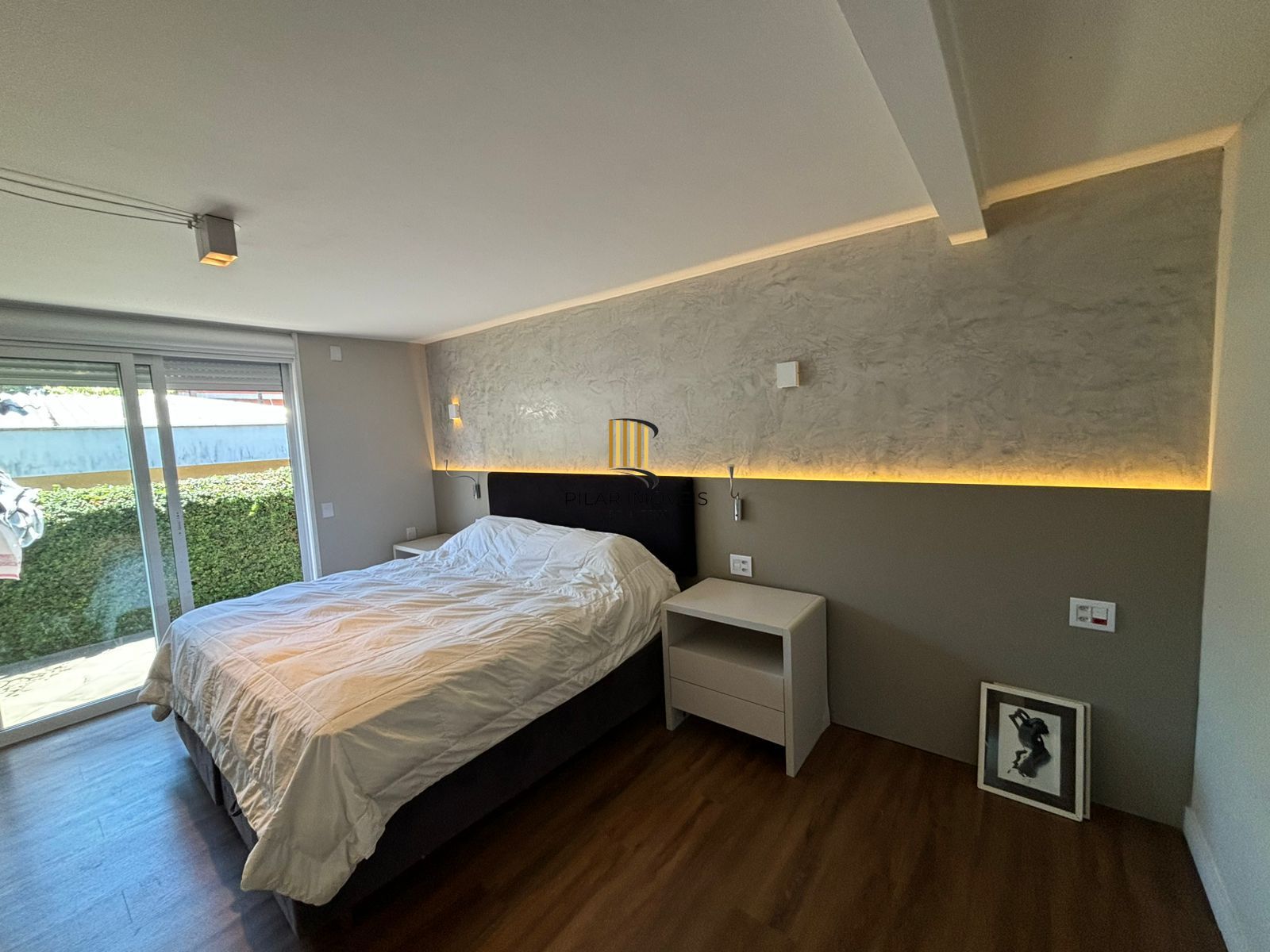 Casa 4 dormitórios, 1 suíte, 03 vagas, Bairro Três Figueiras, Porto Alegre.