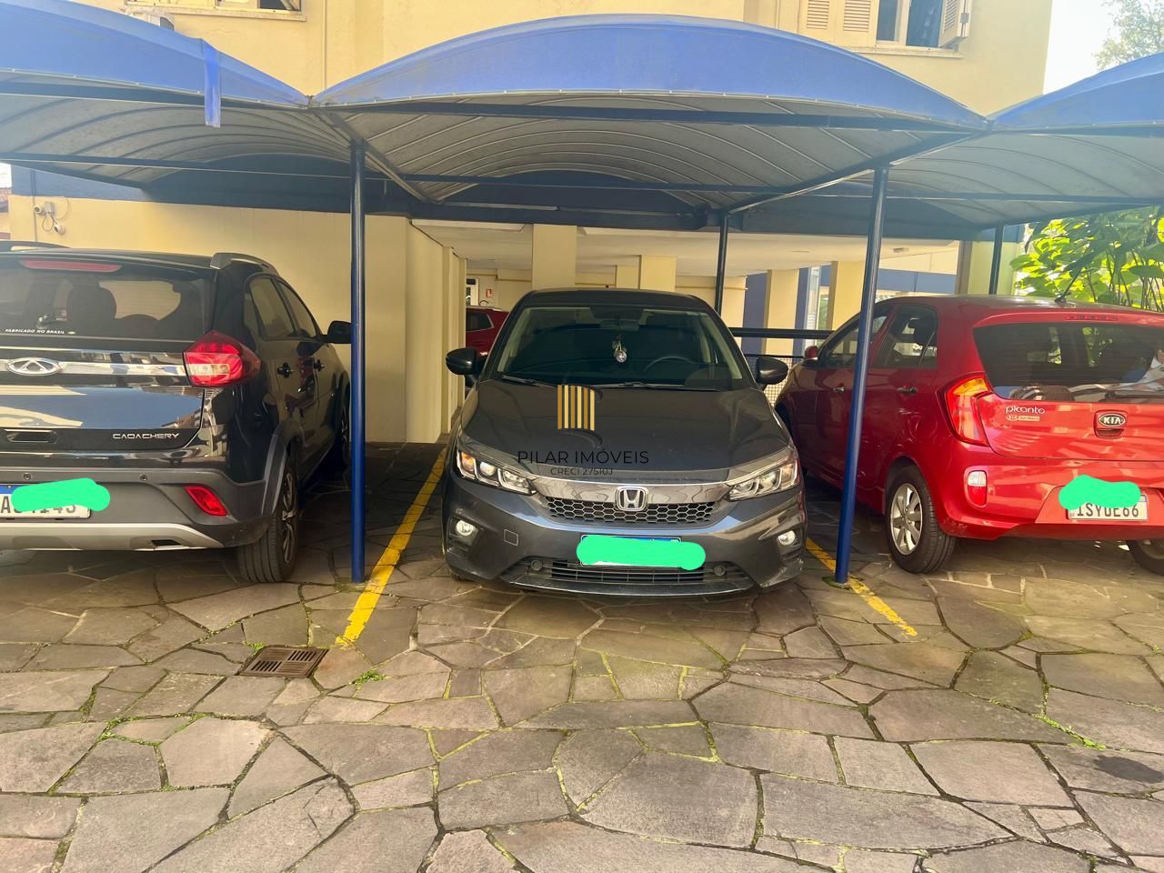 Apartamento 3 dormitorios, 1 suite, 2 vagas de garagem mais dependência de empregada no bairro tristeza.