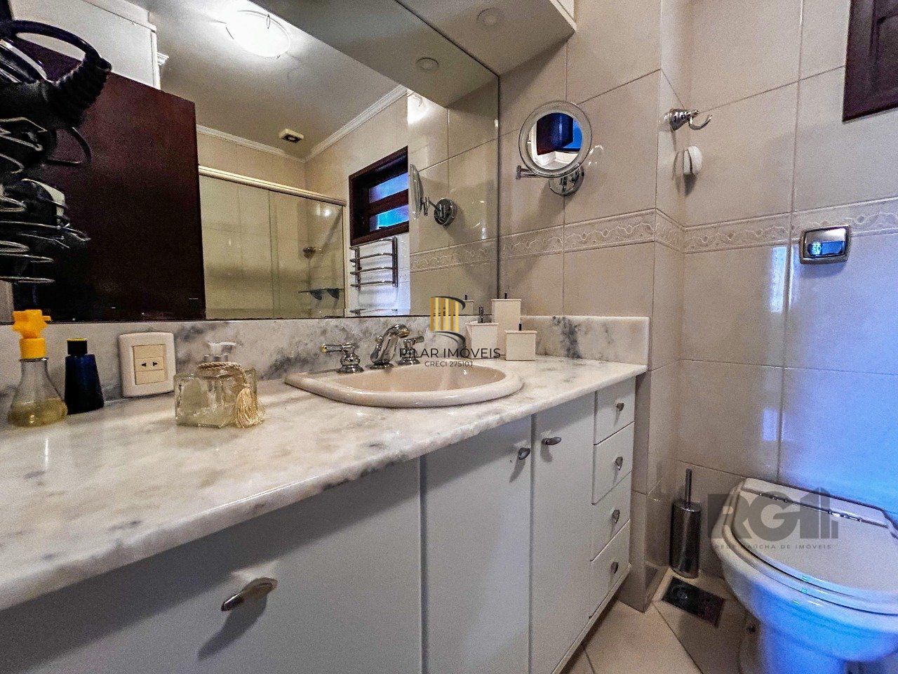 Casa 3 dormitórios, suíte, lareira, churrasqueira,, pátio, vaga garagem com 309 m² privativos.