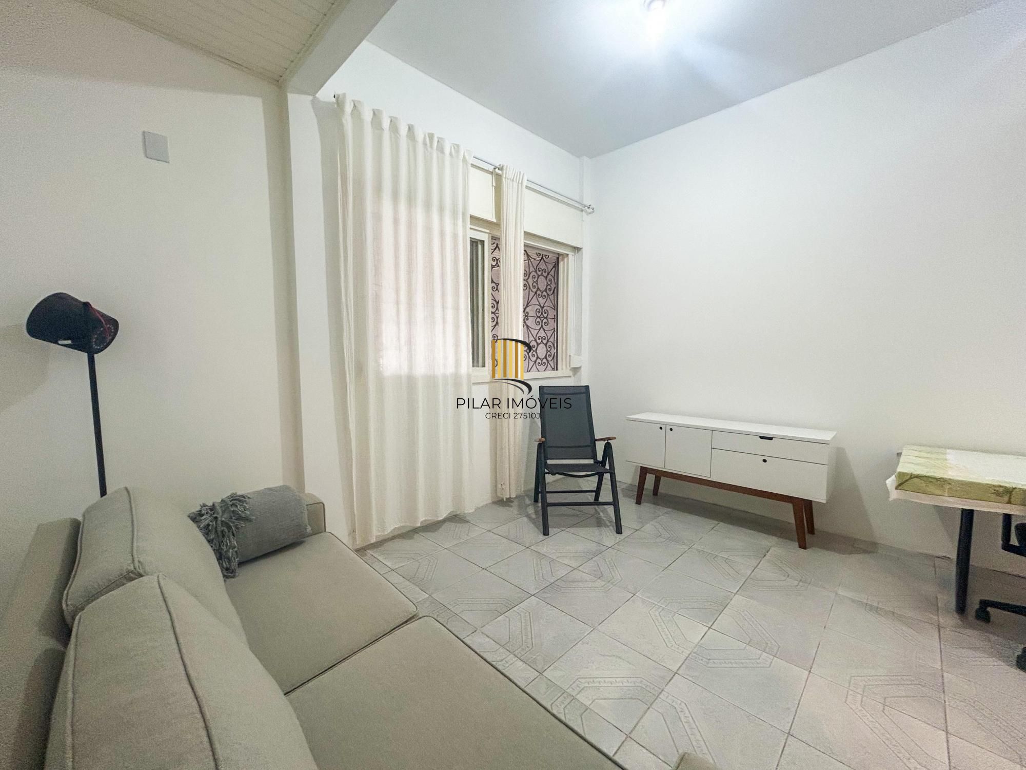 Apartamento de 1 dormitório, suíte ampla, semimobiliado, com pátio privativo no bairro Mont Serrat.