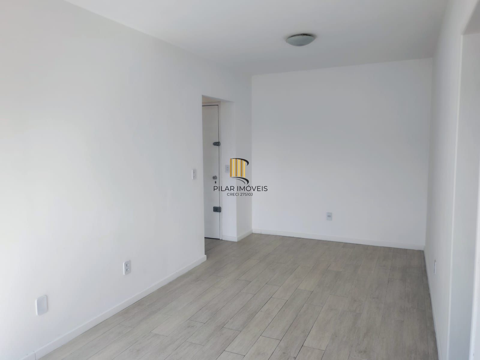 Apartamento de 2 dormitórios reformado com garagem escriturada fechada ,área privativa de 60,65