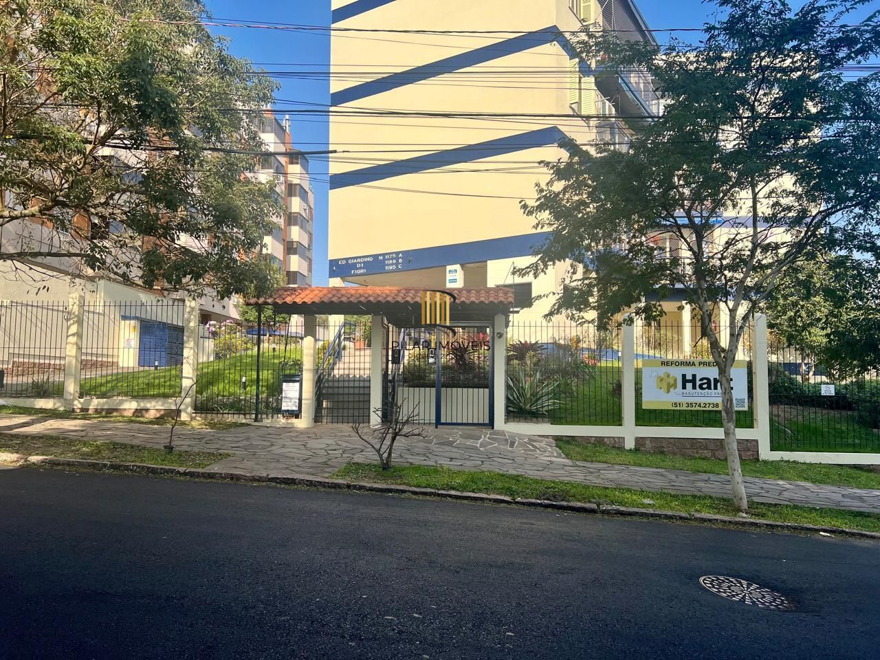 Apartamento 3 dormitorios, 1 suite, 2 vagas de garagem mais dependência de empregada no bairro tristeza.