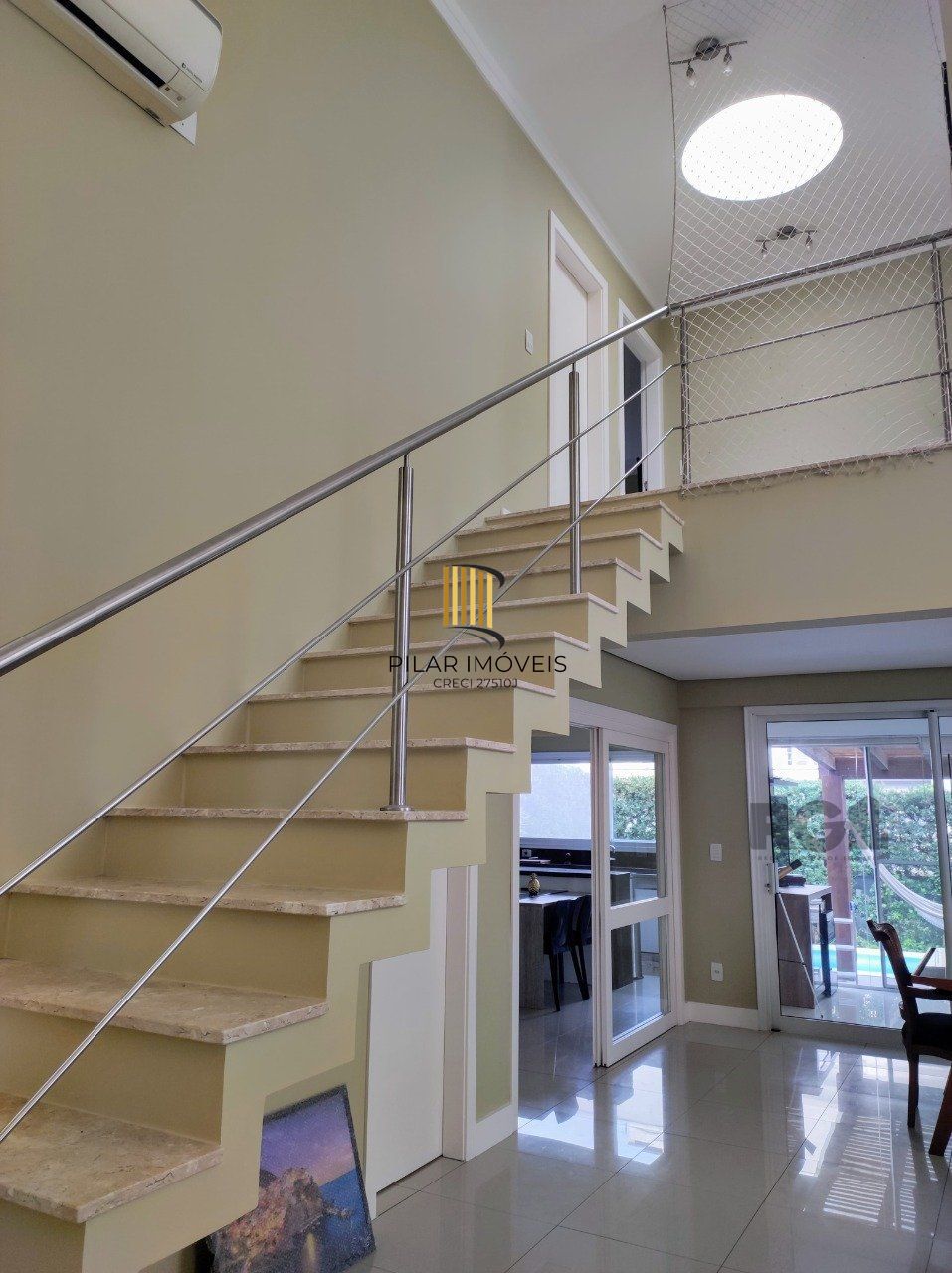 casa em condomínio com 3 suítes, sala, cozinha, lareira, churrasqueira, piscina aquecida