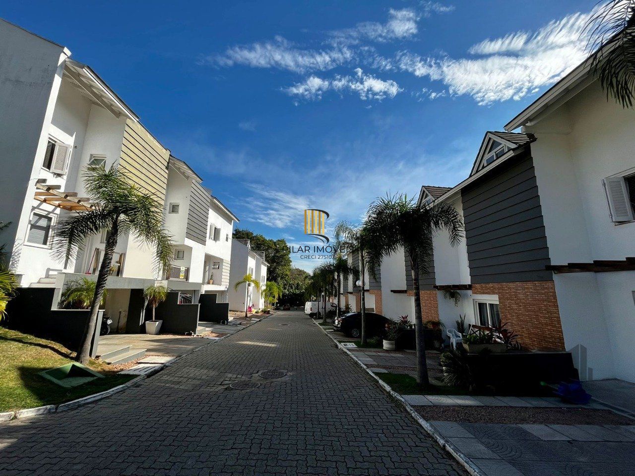 casa 3 dormitórios  1 suíte, 2 vagas, condomínio com piscina 240,22m² privativos no Bairro Vila Nova Porto Alegre/RS