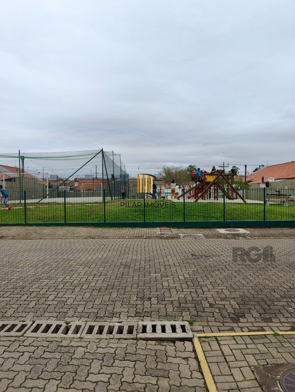 Casa com 2 dormitórios em condomínio fechado em Canoias