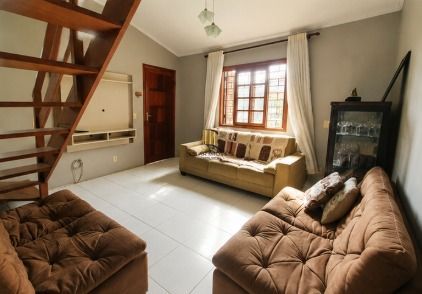 Casa 4 domitorios sendo uma suite com 6 vagas em 195m2 no bairro Guaruja.