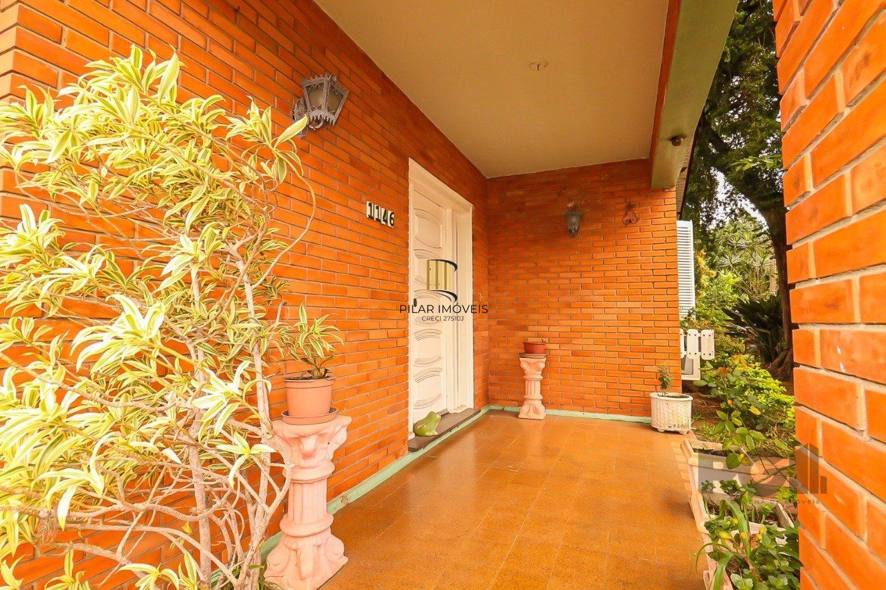 Casa com 2 quartos, vaga de garagem, churrasqueira, com 200m² privativos no centro de Esteio/RS