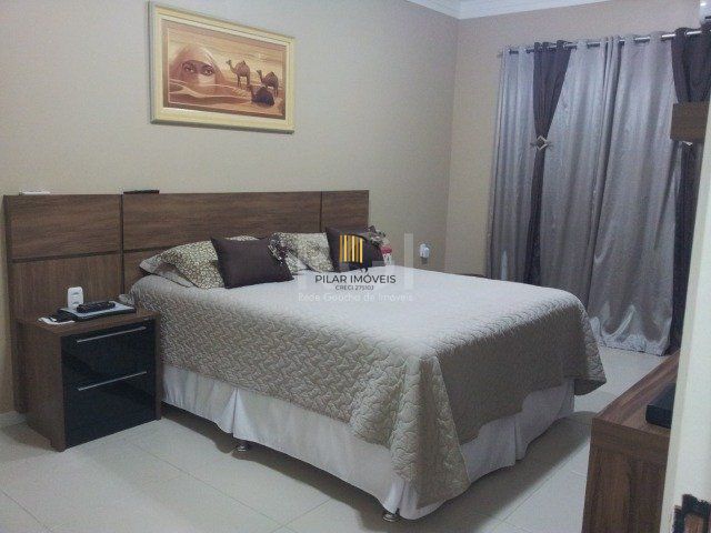 Casa para Venda - 272m², 3 dormitórios, sendo 1 suítes, 2 vagas - Hípica