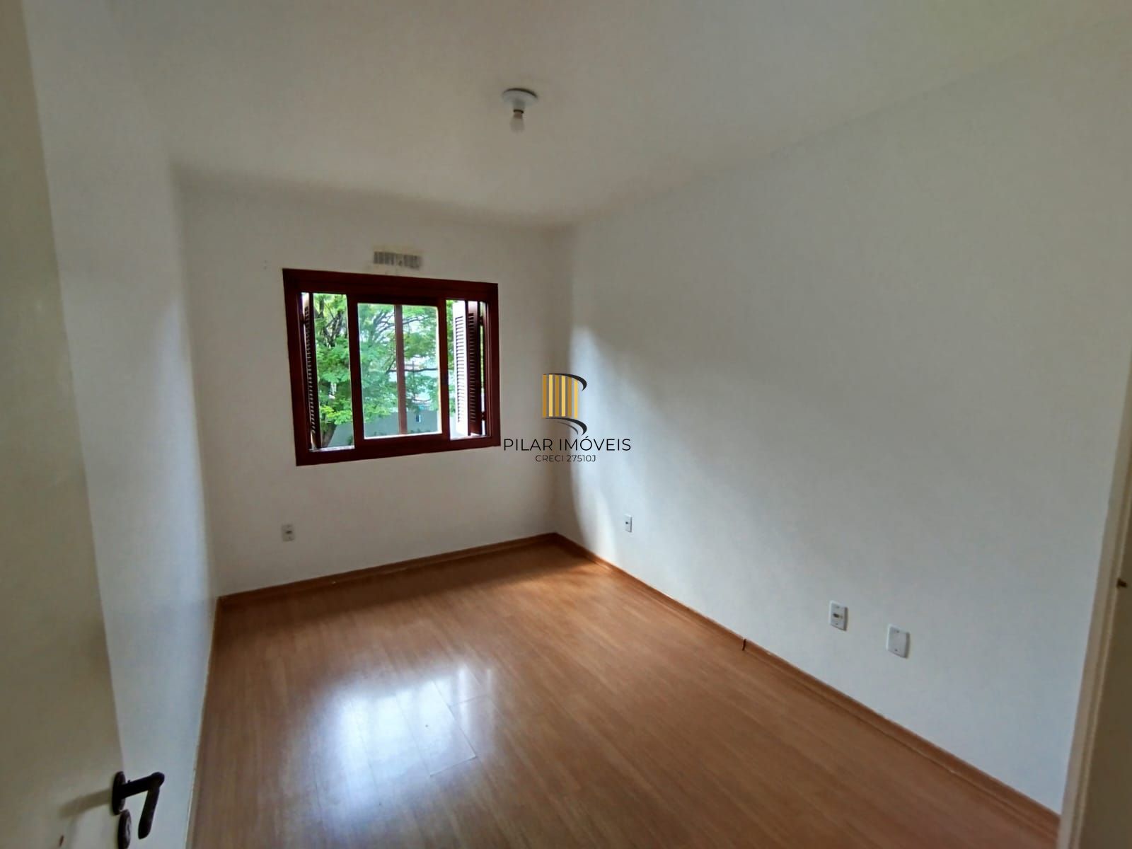 Casa com 03 quartos e 01 vaga no Bairro Cristal