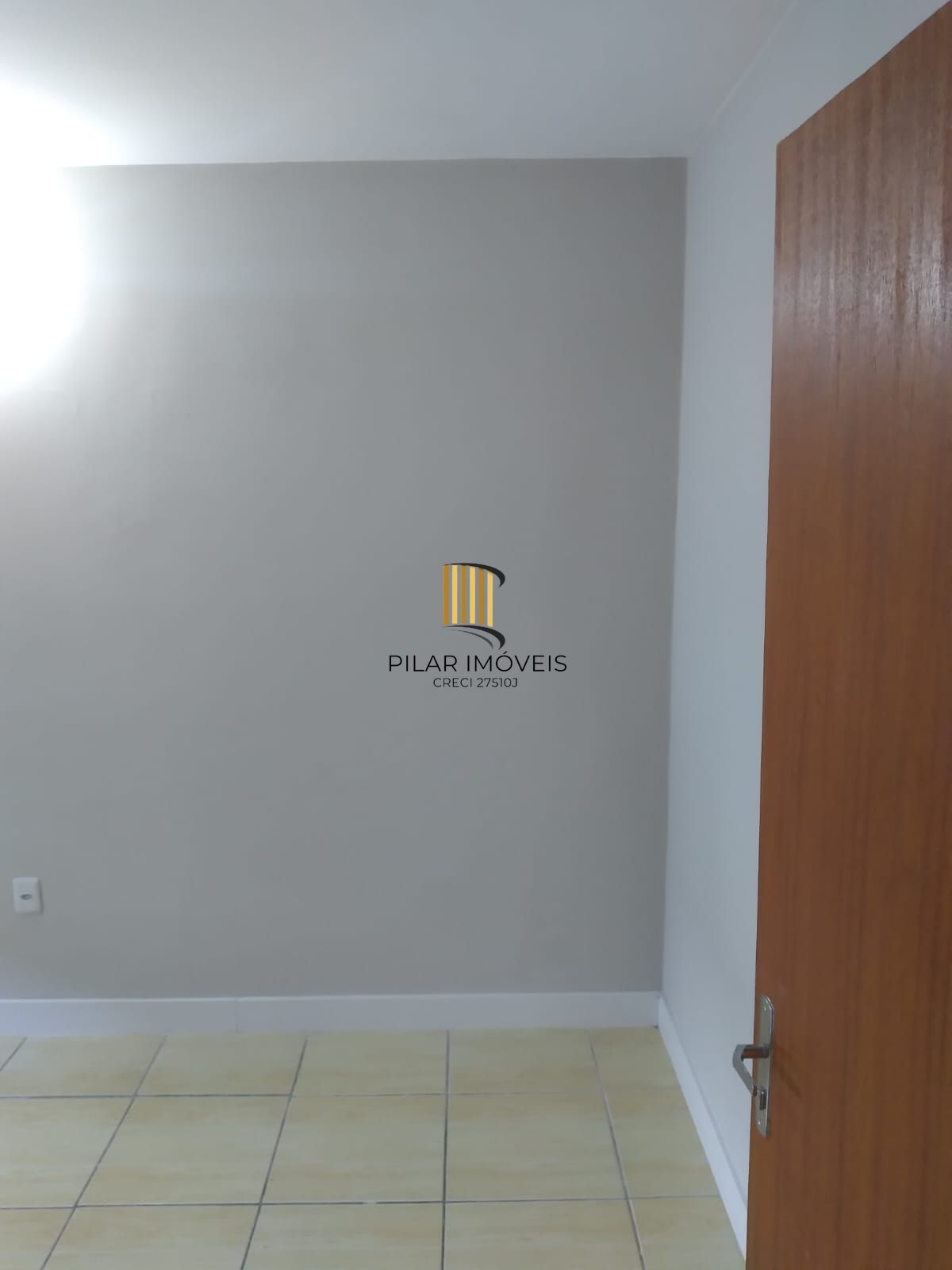 Apartamento com 02 quartos e 01 vaga escriturada e coberta, na Av. Antônio de Carvalho